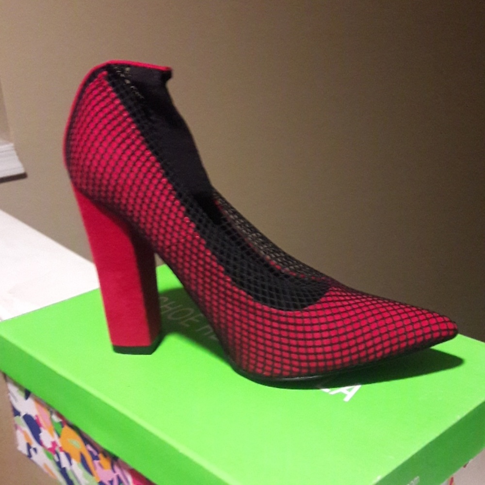 👠NWT 👠Sexy Red mesh pumps